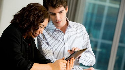 Shell'e nasıl iş başvurusu yapacaklarını tartışan iki kişi