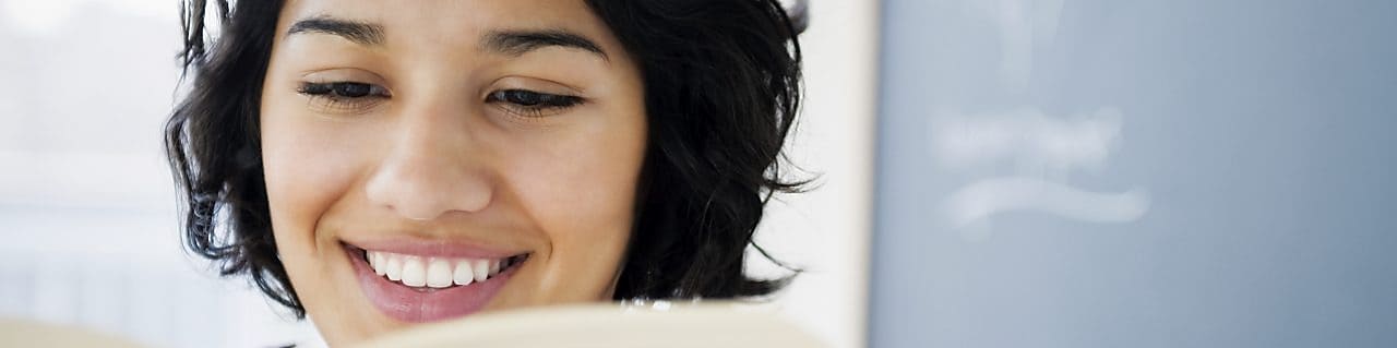 Hispanik bir kadın kitap okuyor