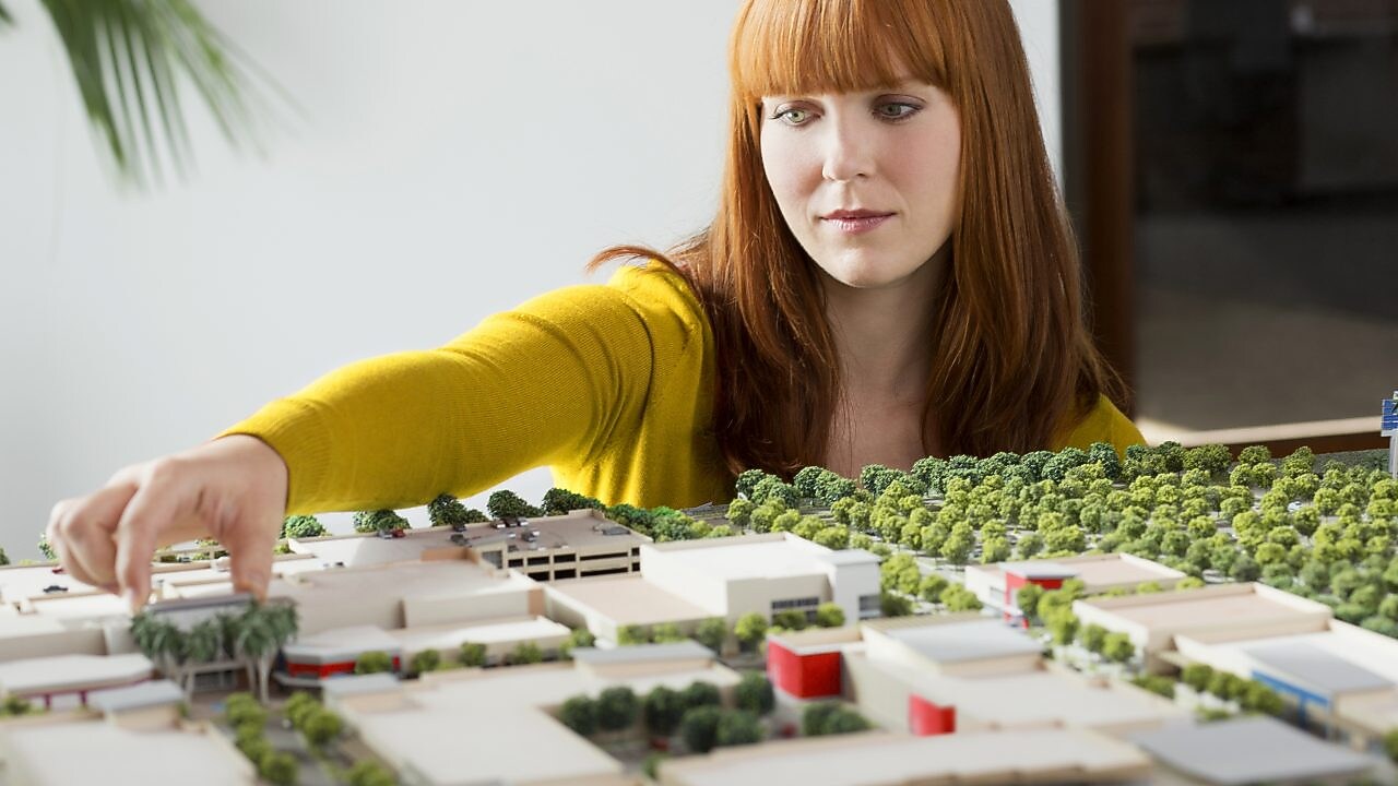 Kafkaslı bir iş kadını ölçek modelini inceliyor