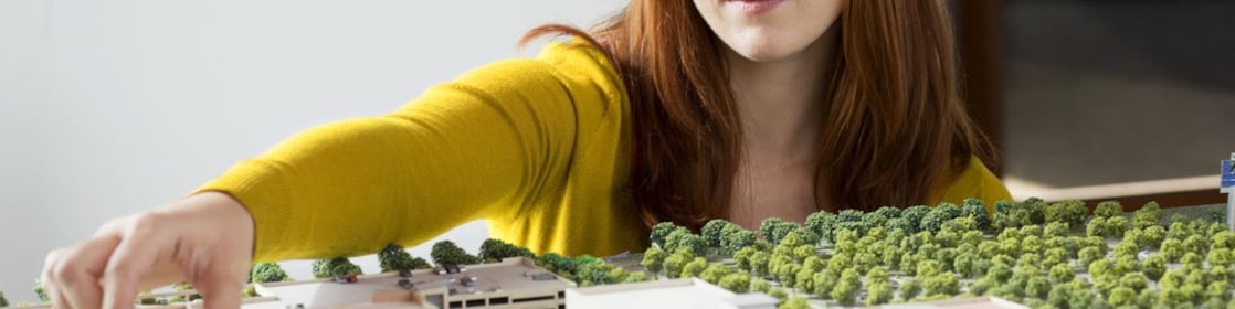 Kafkaslı bir iş kadını ölçek modelini inceliyor