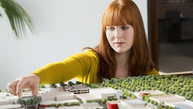 Kafkaslı bir iş kadını ölçek modelini inceliyor