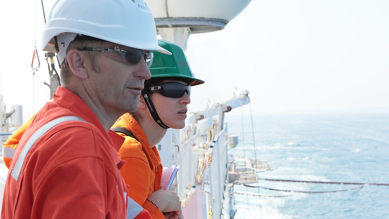 erkek ve kadın gemiden seyrediyorlar