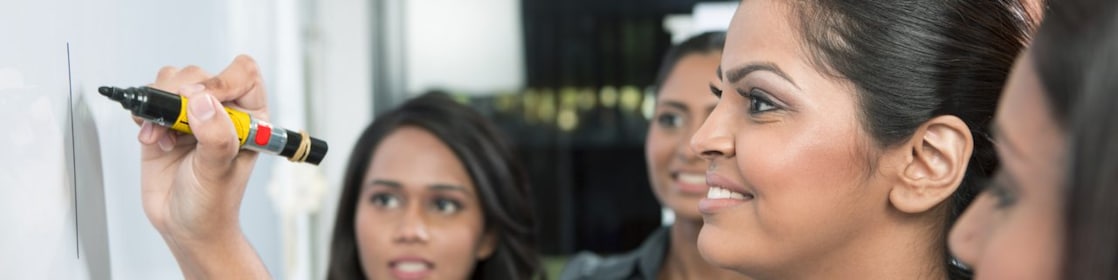 Bir iş lideri beyaz panoya yazı yazıyor