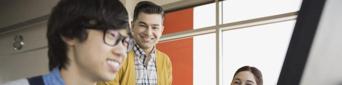 Öğrenciler ve öğretmen, bilgisayar laboratuarında