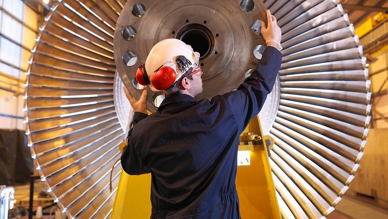 Türbini İnceleyen Mühendis