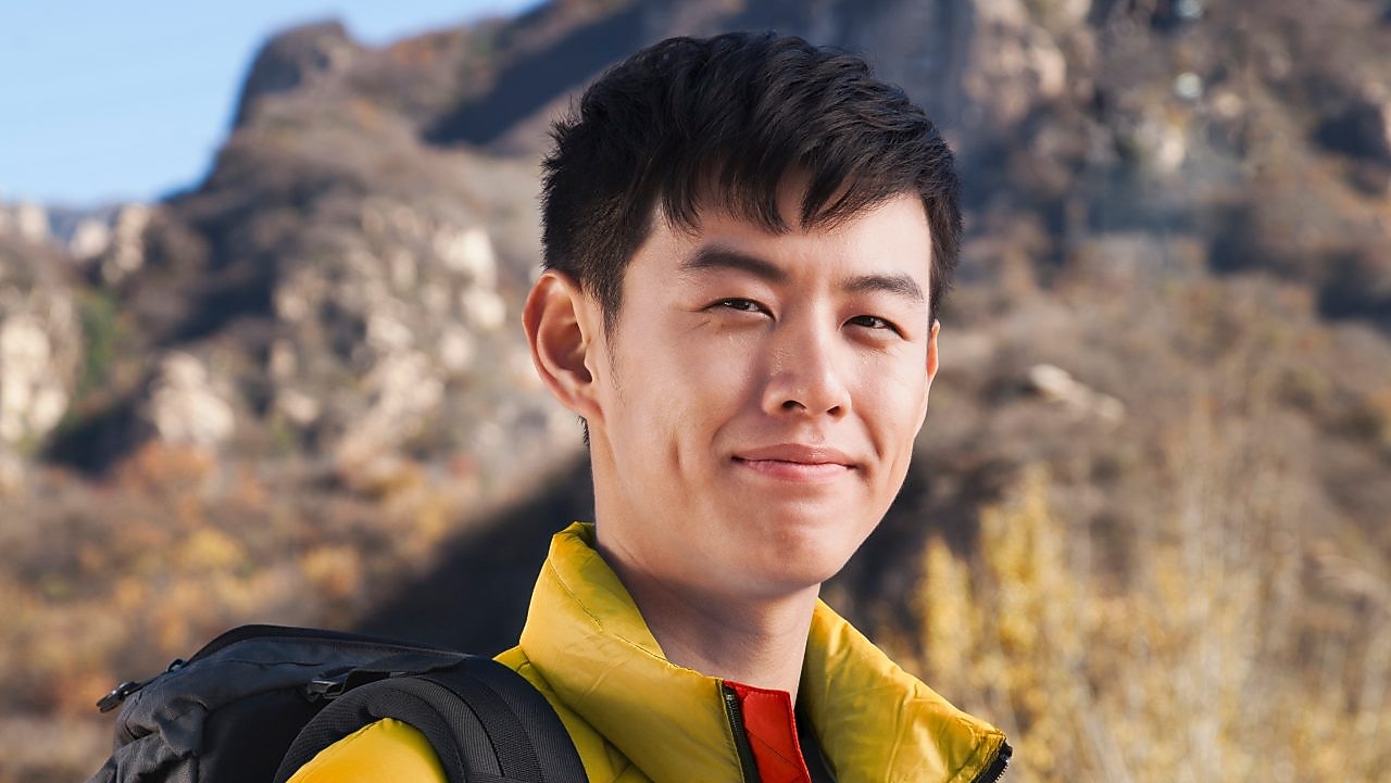 kır manzarasında dürbünlü bir adam