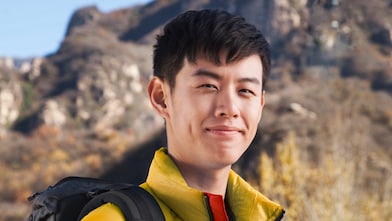 kır manzarasında dürbünlü bir adam