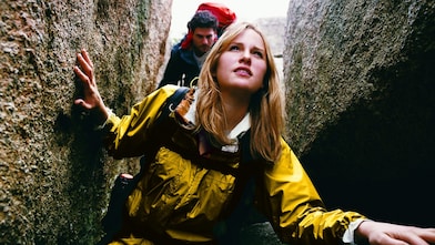 Kayalar Arasında Yön Bulan İki Kişi