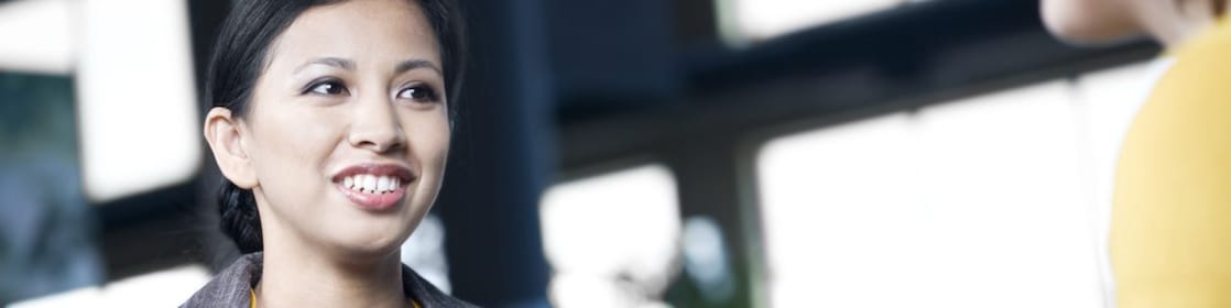 İK görevlisi bir çalışanla konuşuyor