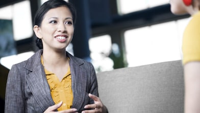 İK görevlisi bir çalışanla konuşuyor