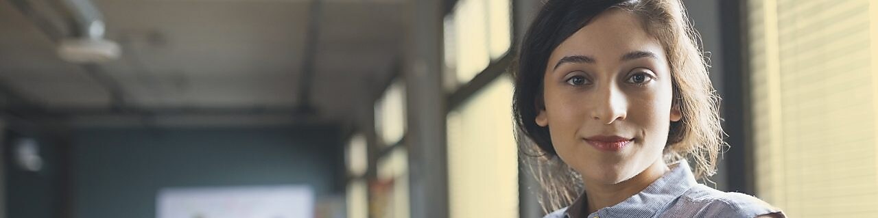 İşyerinde kendinden emin bir kadın portresi