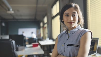 İşyerinde kendinden emin bir kadın portresi