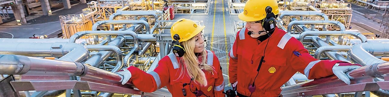 İki Shell çalışanı, çalışma sahasında konuşuyorlar