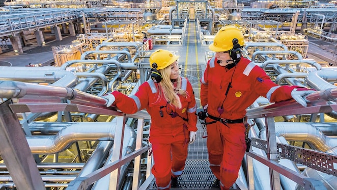 İki Shell çalışanı, çalışma sahasında konuşuyorlar