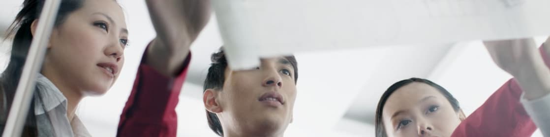 bir adam, çalışma arkadaşlarına taslak gösteriyor