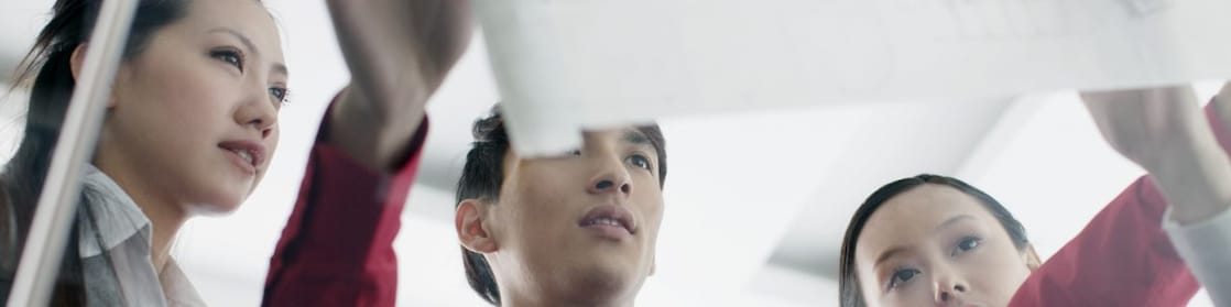 bir adam, çalışma arkadaşlarına taslak gösteriyor