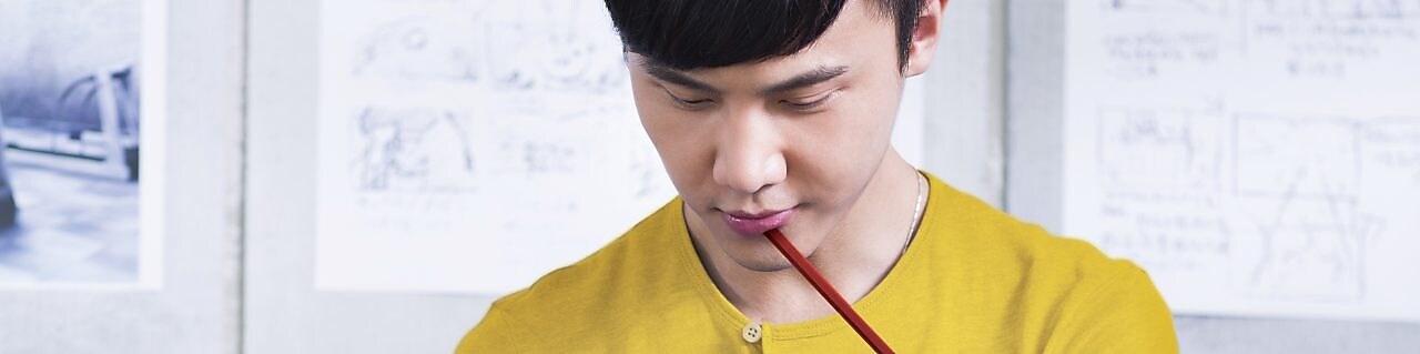 İşyerinde çalışan genç bir adam