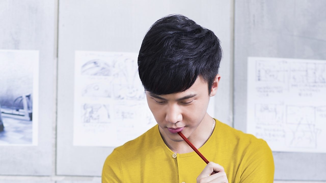 İşyerinde çalışan genç bir adam