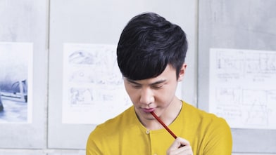 İşyerinde çalışan genç bir adam