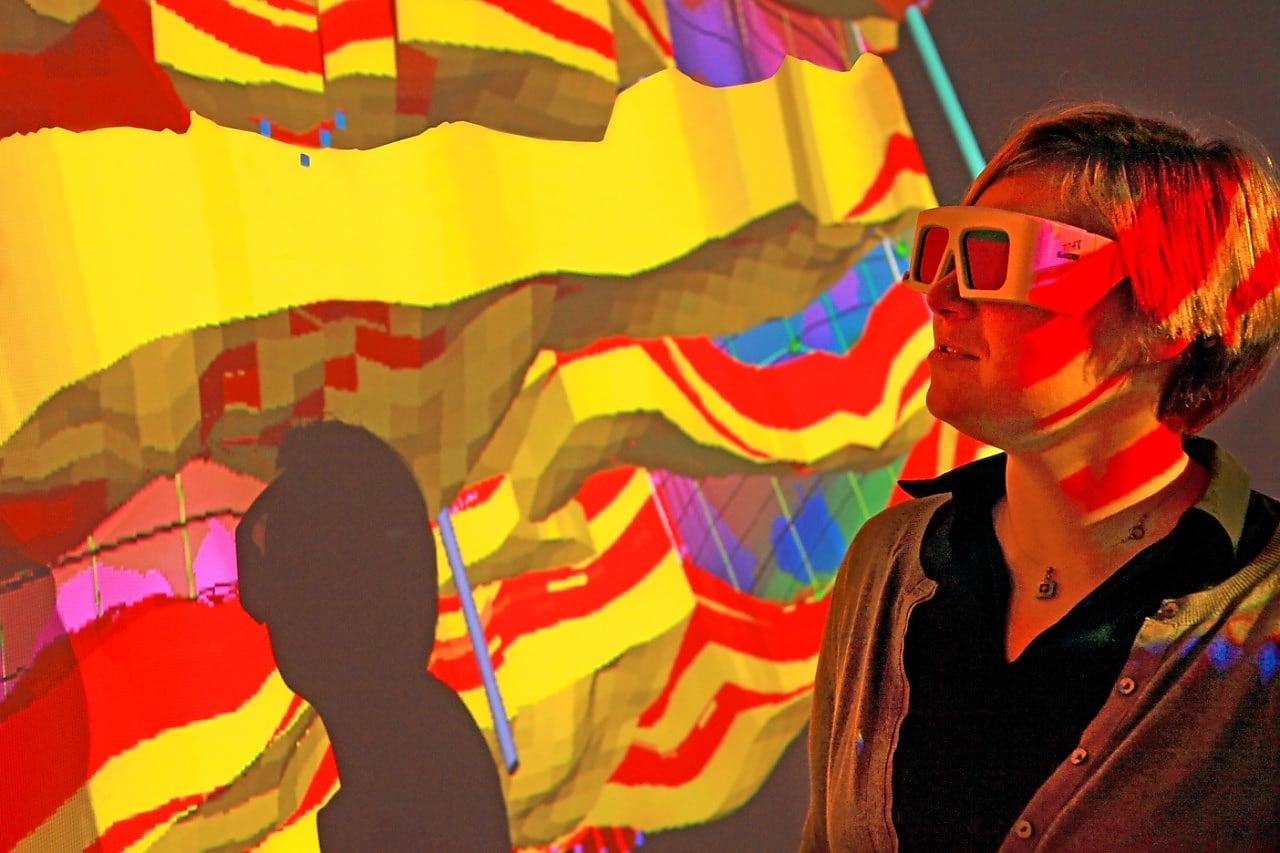 bir bayan 3 boyutlu gözlüklerle ekranı izliyor