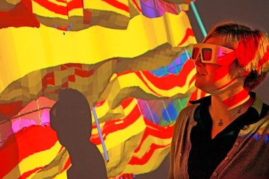 bir bayan 3 boyutlu gözlüklerle ekranı izliyor