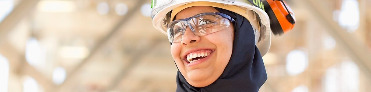 İşyerinde kırmızı kıyafetli bayan