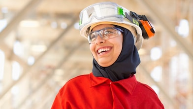 İşyerinde kırmızı kıyafetli bayan