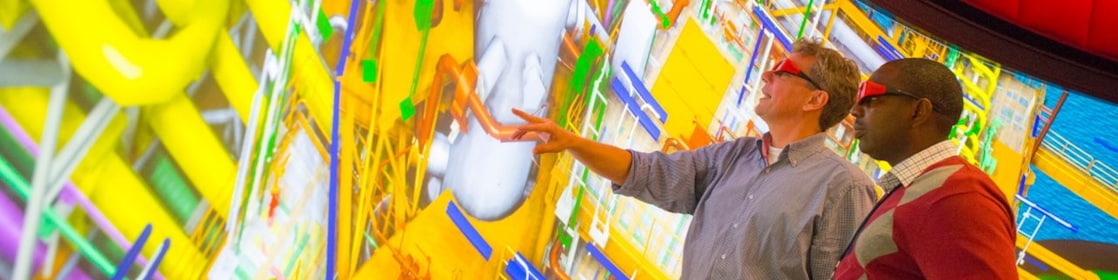 iki erkek 3 boyutlu gözlükleriyle büyük ekranı izliyor