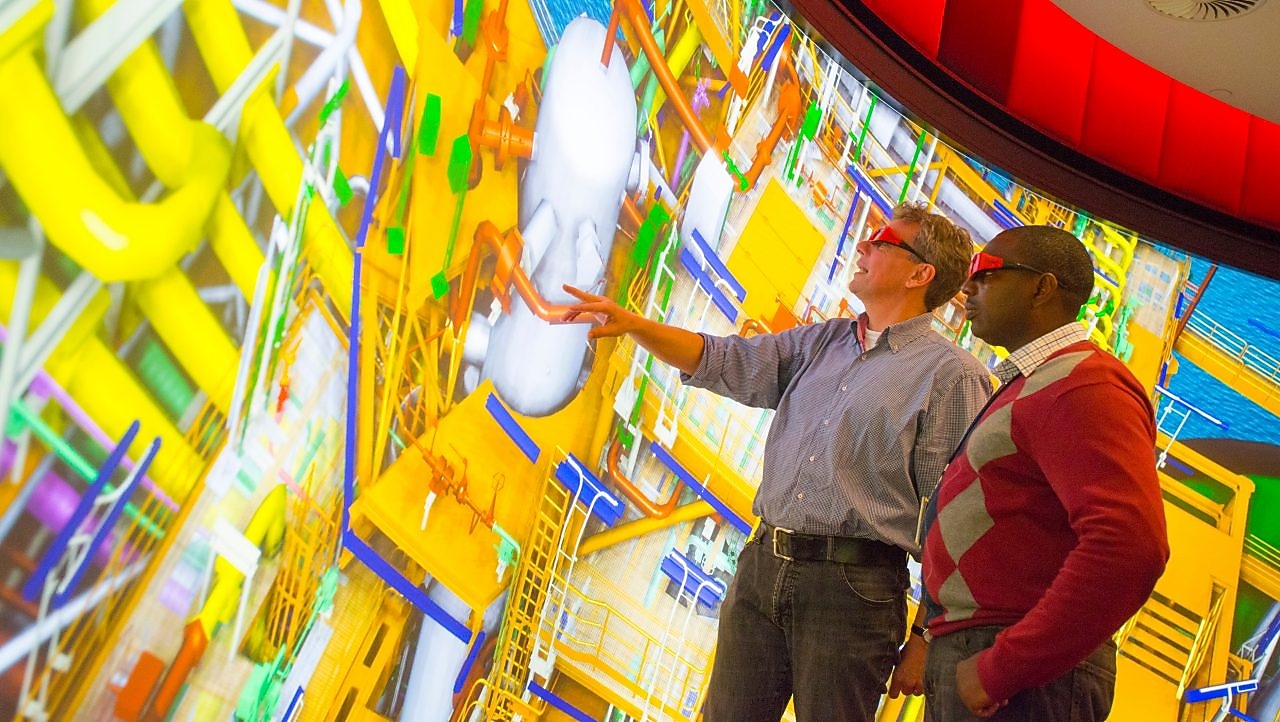 iki erkek 3 boyutlu gözlükleriyle büyük ekranı izliyor