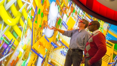 iki erkek 3 boyutlu gözlükleriyle büyük ekranı izliyor