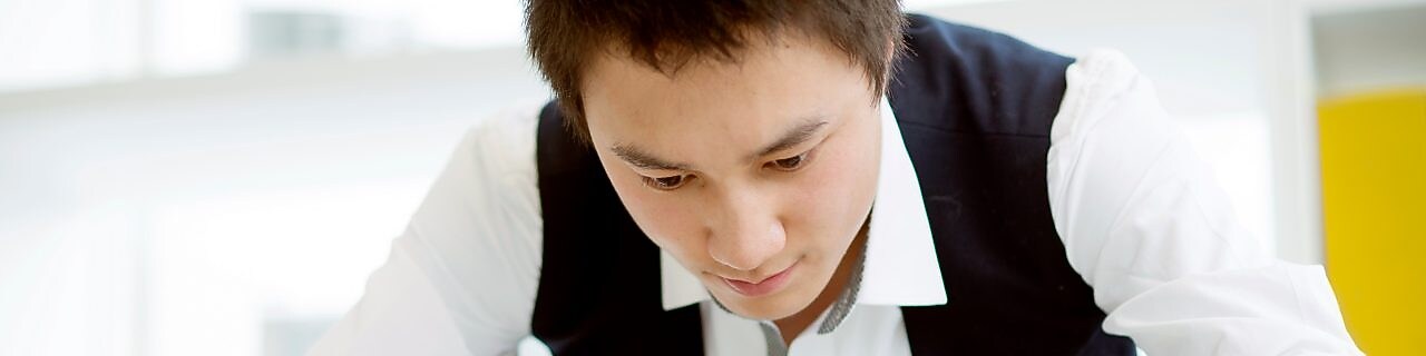 işyerinde çalışan mimar