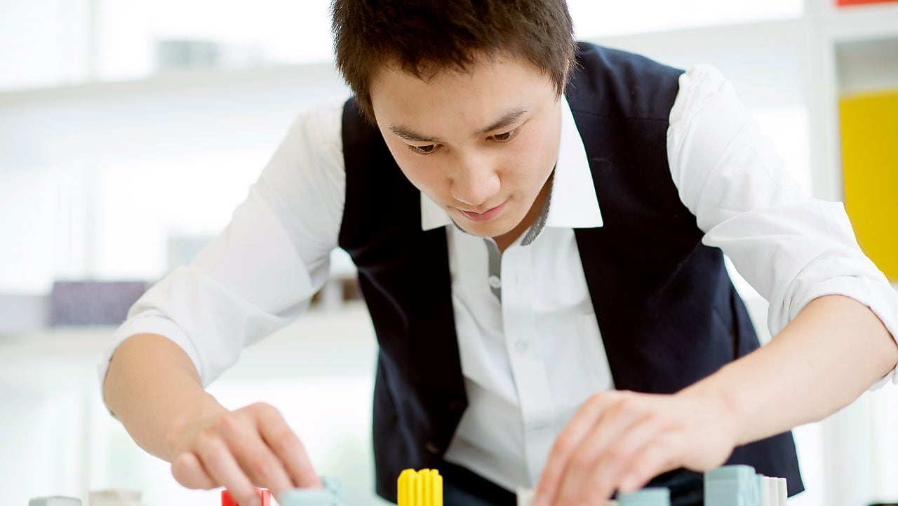 işyerinde çalışan mimar