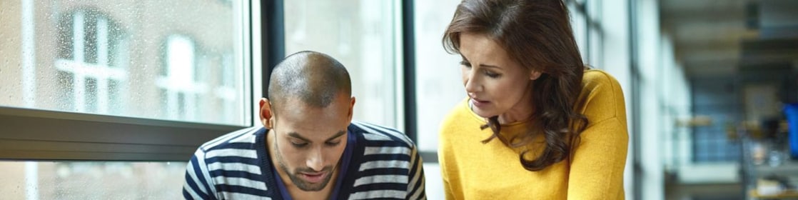 İki mimar yüksek masada bir projeyi tartışıyor