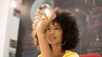 İşyerinde kristal topu inceleyen işkadını