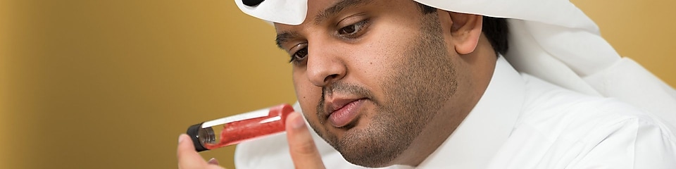 Mohammed Al Athba, başlıklı bir test tüpünün içindekileri inceliyor