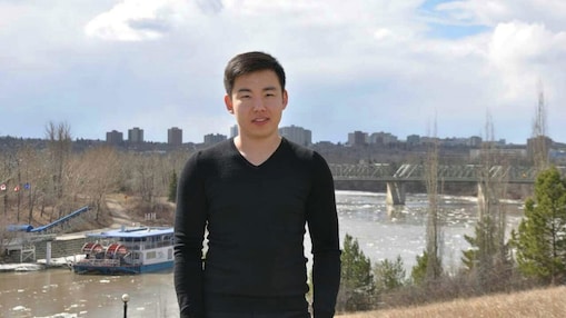 Eddie Wang'ın Shell Scotford Rafinerisi yakınında çekilmiş samimi portresi