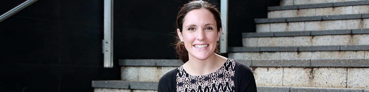 Siobhan Kelly merdivenlerin önünde gülümsüyor