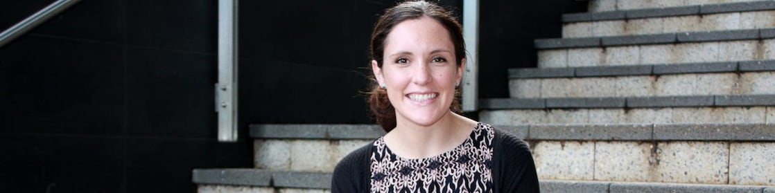 Siobhan Kelly merdivenlerin önünde gülümsüyor