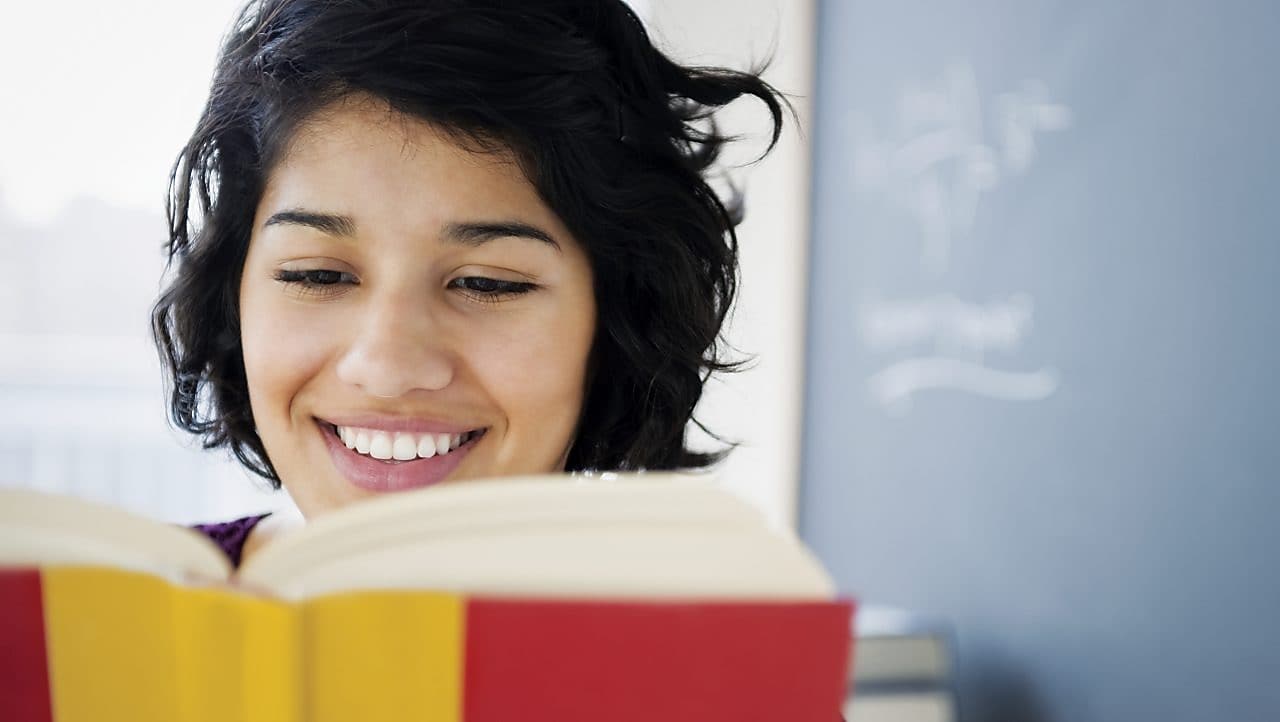 Kitap okuyan Hispanik kadın