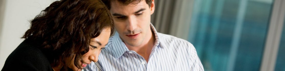 Shell'e nasıl iş başvurusu yapacaklarını tartışan iki kişi