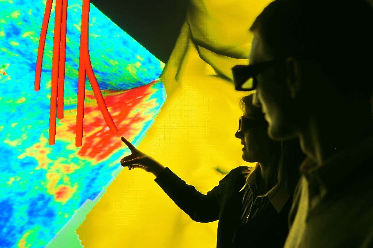 Farklı yüzey altı verilerinin nasıl entegre edilebileceğini belirten kuyu yollarını gösteren sismik görsel 