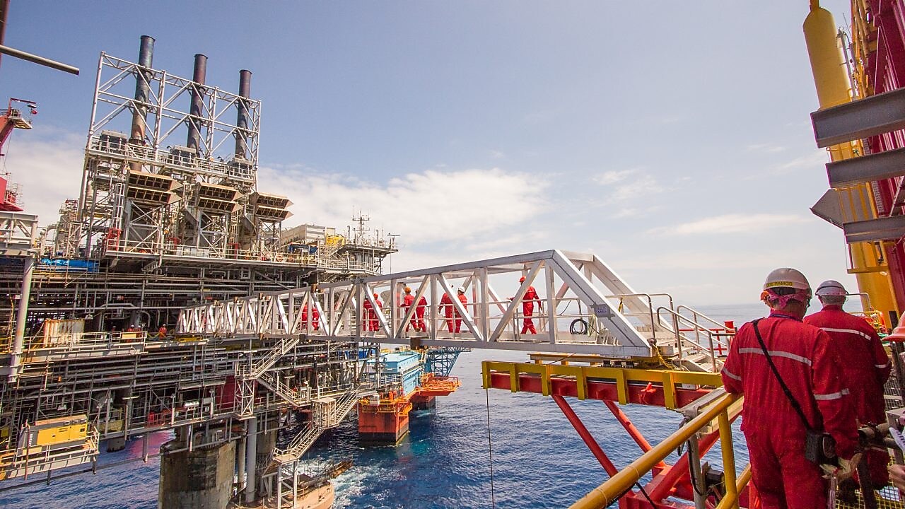 İşçiler, mevcut Malampaya derin deniz projesi üzerine inşa edilen yeni platformdan karşıya geçiyorlar