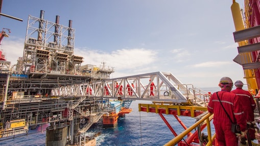 İşçiler, mevcut Malampaya derin deniz projesi üzerine inşa edilen yeni platformdan karşıya geçiyorlar