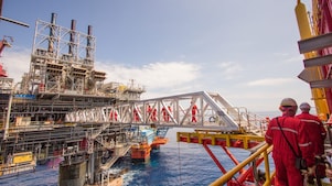 İşçiler, mevcut Malampaya derin deniz projesi üzerine inşa edilen yeni platformdan karşıya geçiyorlar