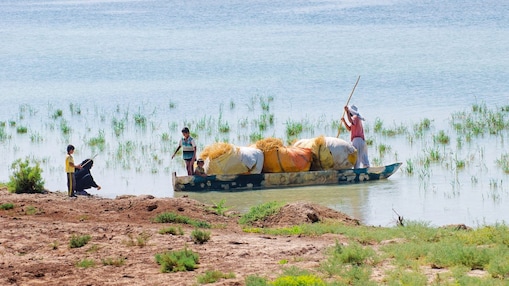 Irak'ta Majnoon projesi yakınında sele kapılan Hawizeh Bataklığı'nı geçen yerel halk 