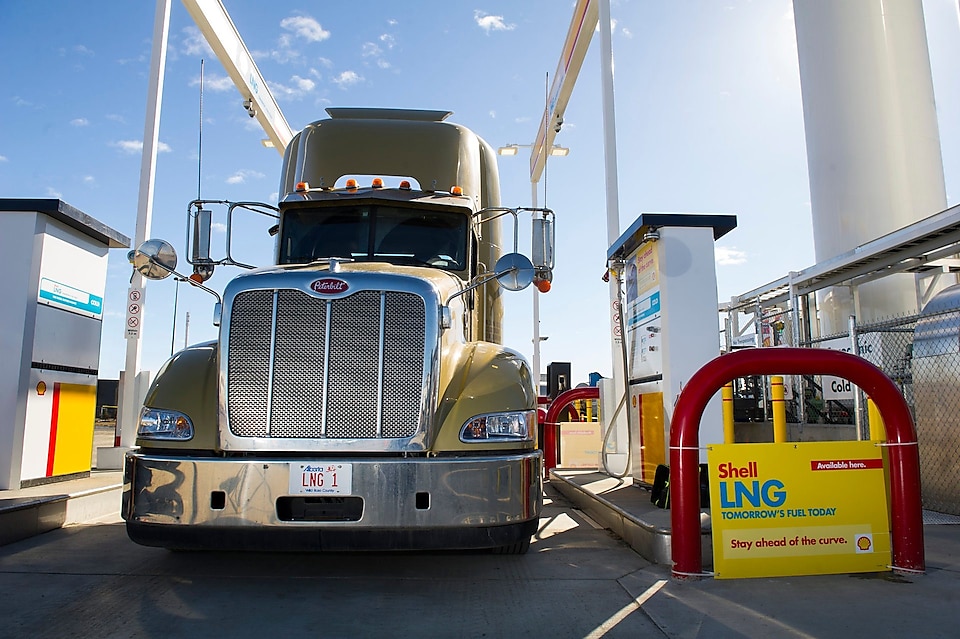 Shell'in LNG yakıt doldurma istasyonunda bir kamyon yakıt almaya hazırlanıyor