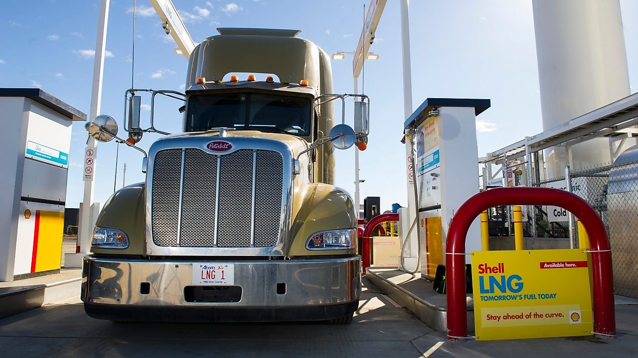 Shell'in LNG yakıt doldurma istasyonunda bir kamyon yakıt almaya hazırlanıyor