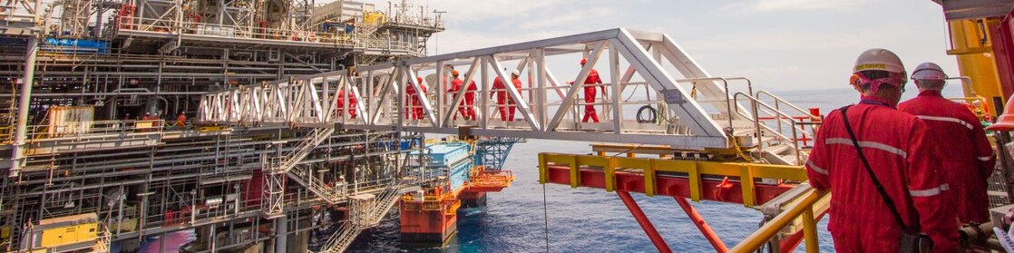 İşçiler, mevcut Malampaya derin deniz projesi üzerine inşa edilen yeni platformdan karşıya geçiyorlar