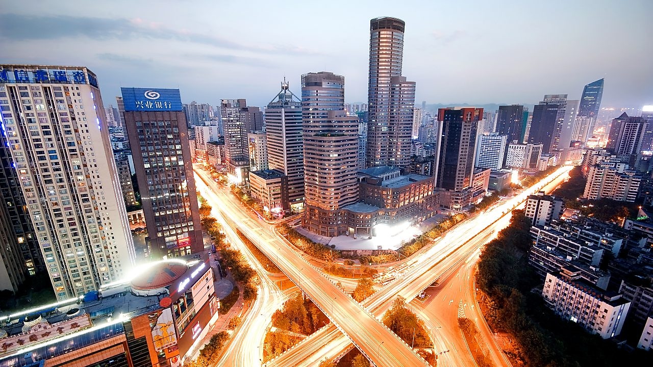 Şehir merkezindeki gökdelenlerin ışıkları gece yarısı yanıyor