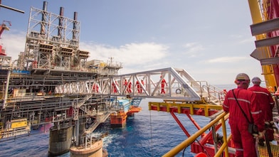 İşçiler, mevcut Malampaya derin deniz projesi üzerine inşa edilen yeni platformdan karşıya geçiyorlar